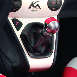 Črna manšeta iz vinila z rdečimi šivi